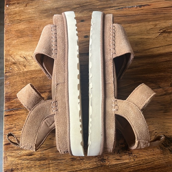 Ugg Sz 8.5 Women’s Goldenstar Sandal in Chestnut Super Comfortable - Picture 9 of 13